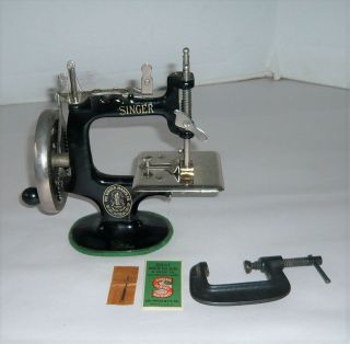 Antique Singer Cast Iron Sewing Machine W/clamp & Needle