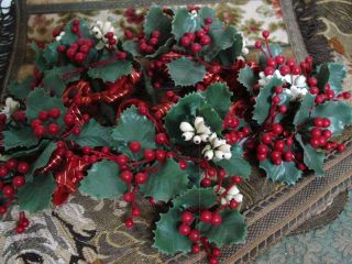 VINTAGE SET OF FIVE (5) GREEN PLASTIC CHRISTMAS BROOCHES W/ PLASTIC BERRIES 2