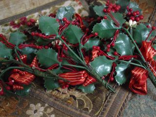 VINTAGE SET OF FIVE (5) GREEN PLASTIC CHRISTMAS BROOCHES W/ PLASTIC BERRIES 4