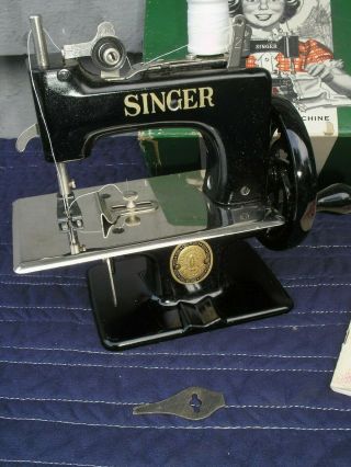 Singer Model 20 Sewhandy Sewing Machine W/ Box & Instructions