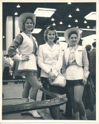 1961 8 X 10 Car Show Cheesecake Photo Sexy Ford Girls Cowgirls