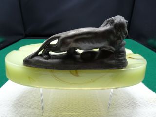 VINTAGE SLAG GLASS AGATE ASHTRAY WITH METAL LION ATTACHED 2