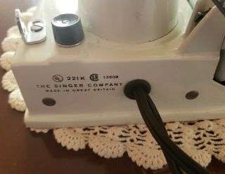 Singer 221K White FEATHERWEIGHT Sewing Machine,  Accessories, 5