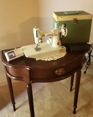 Singer 221K White FEATHERWEIGHT Sewing Machine,  Accessories, 7
