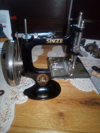 Antique Singer 20 - 1 Hand Crank Sew Handy Black 4 Spoke Circa 1910