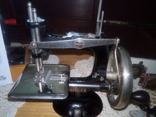 Antique SINGER 20 - 1 hand crank Sew handy black 4 spoke circa 1910 5