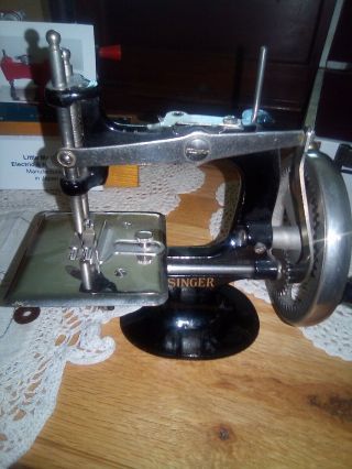 Antique SINGER 20 - 1 hand crank Sew handy black 4 spoke circa 1910 8