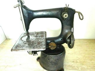 Antique Hat machine sewing machine SINGER 24 - 7 In 2