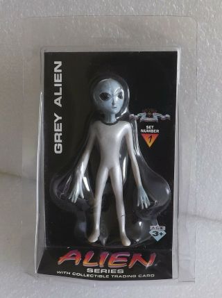 Nmip 1996 Shadowbox Grey Alien 4.  5 " Figure W/collectible Trading Card