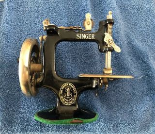 Singer Sewhandy Model 20 Hand Crank Mini Sewing Machine Antique