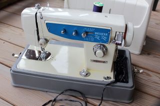 Vintage Dressmaker Deluxe Zig Zag Sewing Machine (heavy Weight)