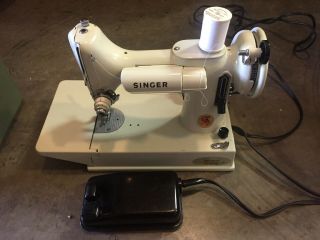 SINGER WHITE 221K FEATHERWEIGHT SEWING MACHINE,  MADE IN GREAT BRITAIN 2