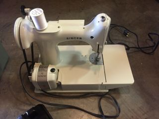 SINGER WHITE 221K FEATHERWEIGHT SEWING MACHINE,  MADE IN GREAT BRITAIN 3