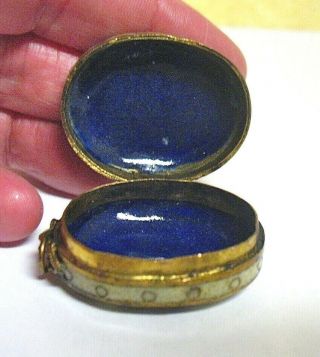 VINTAGE ENAMEL ON GOLD METAL PILL BOX CAN BE WORN ON A CHAIN 3