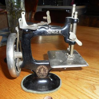 Antique Singer Model 20 Sewhandy Black Cast Iron Child’s Sewing Machine