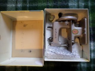 Singer toy sewing machine 3