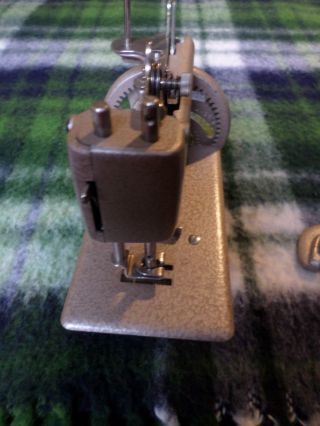 Singer toy sewing machine 5