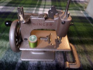 Singer toy sewing machine 8