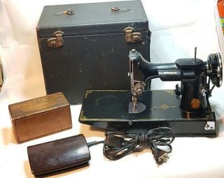 Singer Sewing Machine Featherweight 221 Simanco Usa With Case Plus 30pc $9.  99