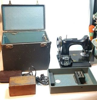 Singer Sewing Machine Featherweight 221 Simanco USA with Case plus 30pc $9.  99 8