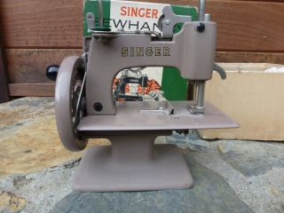 Singer Sewhandy Model 20 Sewing Machine 4