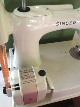 Singer Featherweight White - UK - Cond 11