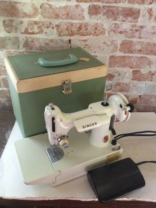 Singer Featherweight White - UK - Cond 2