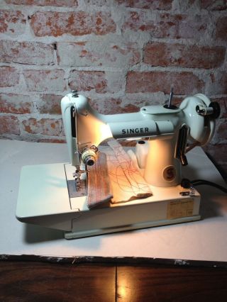 Singer Featherweight White - UK - Cond 5