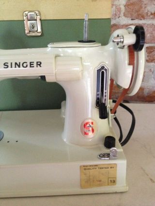 Singer Featherweight White - UK - Cond 7