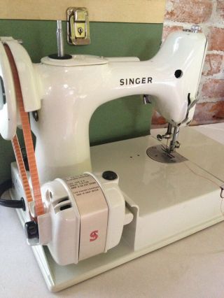 Singer Featherweight White - UK - Cond 9