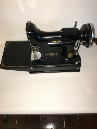 Sewing Machine Singer Featherweight 221 With Case