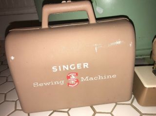 Vintage Singer Miniature Child’s Sewing Machine Sewhandy Hand Crank &Carry Case 4
