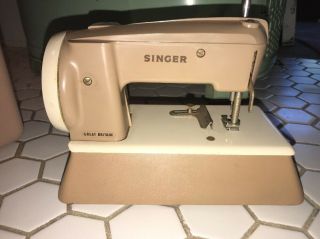 Vintage Singer Miniature Child’s Sewing Machine Sewhandy Hand Crank &Carry Case 6