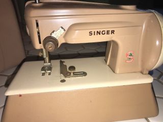Vintage Singer Miniature Child’s Sewing Machine Sewhandy Hand Crank &Carry Case 8