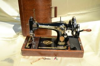 Antique Singer 128k Hand Crank Sewing Machine 1933.