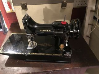 Singer 221k Featherweight Sewing Machine With Case and Accessories. 5