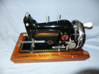 1930c Vesta Saxonia " Little Vesta " Hand Crank Sewing Machine Clean/functional