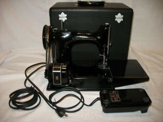 SINGER FEATHERWEIGHT 221 ELECTRIC SEWING MACHINE W/ CASE & KEYS & ACCESSORIES 9