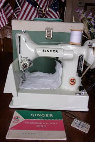 White Singer 221 Featherweight Sewing Machine W/case Made In Great Britain