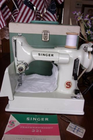 WHITE SINGER 221 FEATHERWEIGHT SEWING MACHINE W/CASE MADE IN GREAT BRITAIN 3