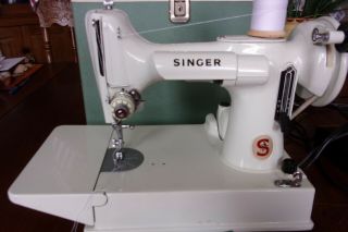 WHITE SINGER 221 FEATHERWEIGHT SEWING MACHINE W/CASE MADE IN GREAT BRITAIN 4