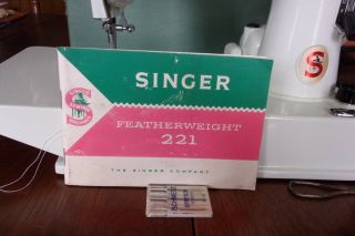 WHITE SINGER 221 FEATHERWEIGHT SEWING MACHINE W/CASE MADE IN GREAT BRITAIN 7