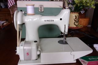WHITE SINGER 221 FEATHERWEIGHT SEWING MACHINE W/CASE MADE IN GREAT BRITAIN 8