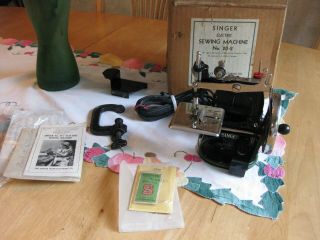 Singer Child ' s Sewing Machine 20 - 2 Electric Complete and Exceptional 2