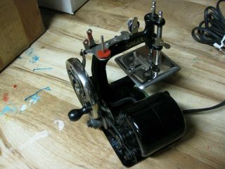 Singer Child ' s Sewing Machine 20 - 2 Electric Complete and Exceptional 5