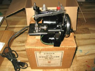 Singer Child ' s Sewing Machine 20 - 2 Electric Complete and Exceptional 6