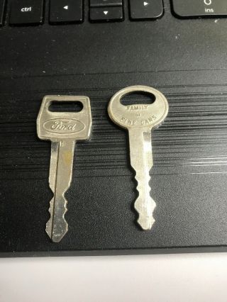 Vintage Set Of 2 Ford " Family Of Fine Cars " Vehicle Keys (a7)