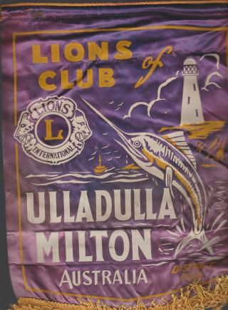 A Lions Club Ulladulla Milton Australia Pennant/flag 26 X 19 Cm S/h Approx
