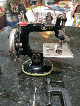 Vintage Singer No 20 Sewhandy Childs Size Sewing Machine W/ Travel Case 3