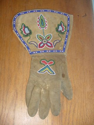 Old Yakima Plateau Indian Single Beaded Gauntlet Glove